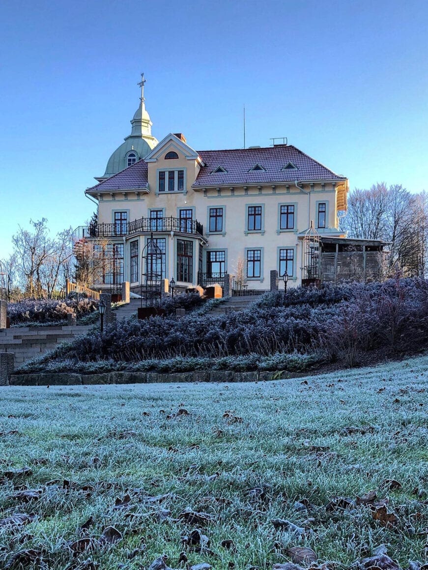 Frostig gräsmatta utanför Villa Strömsfors