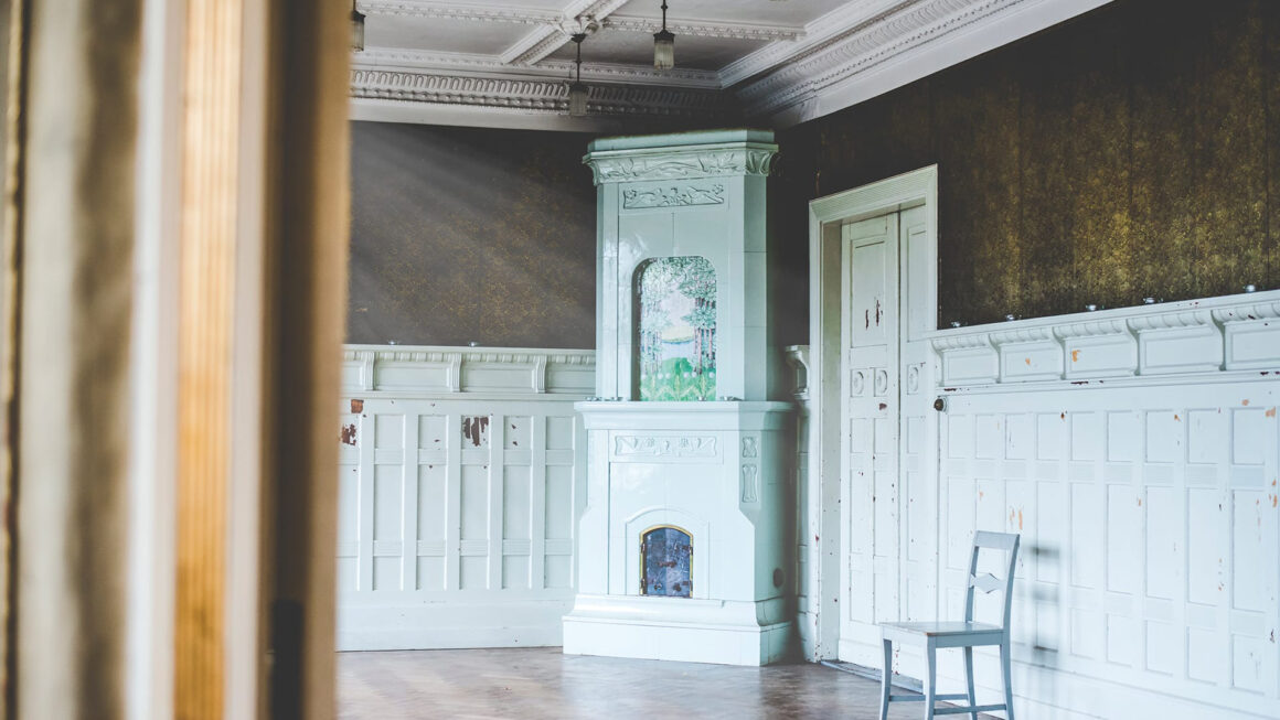 Interiörbild med kakelugn Villa Strömsfors