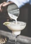 Bartender häller upp cocktail Villa Strömsfors