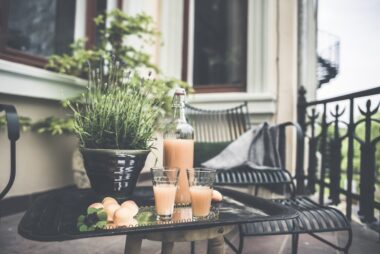 Sommardrink på balkong Villa Strömsfors