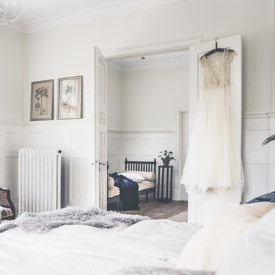 Bröllopssvit med brudklänning hängdes på dörren Villa Strömsfors