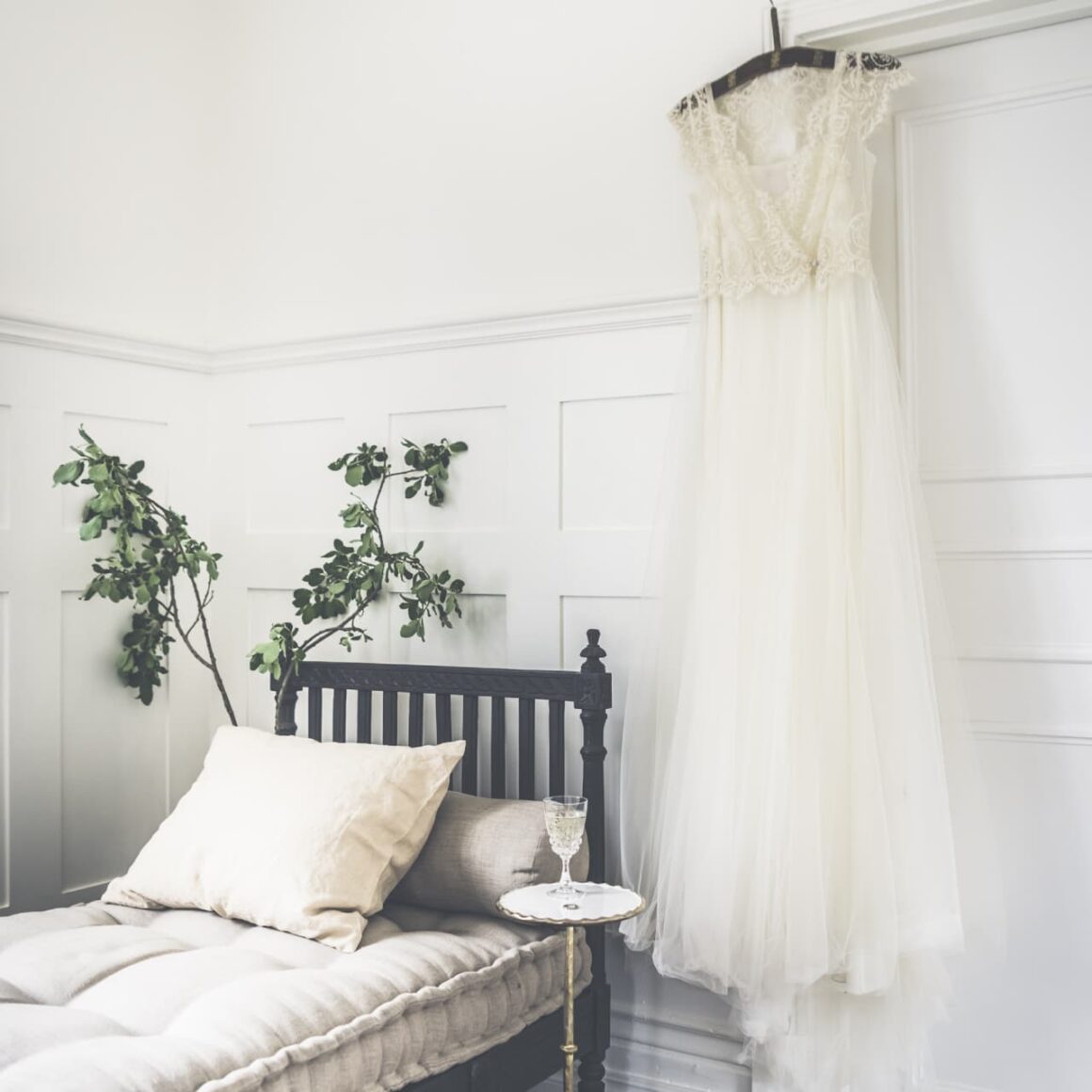 Bröllopskläning som hänger vid säng Villa Strömsfors