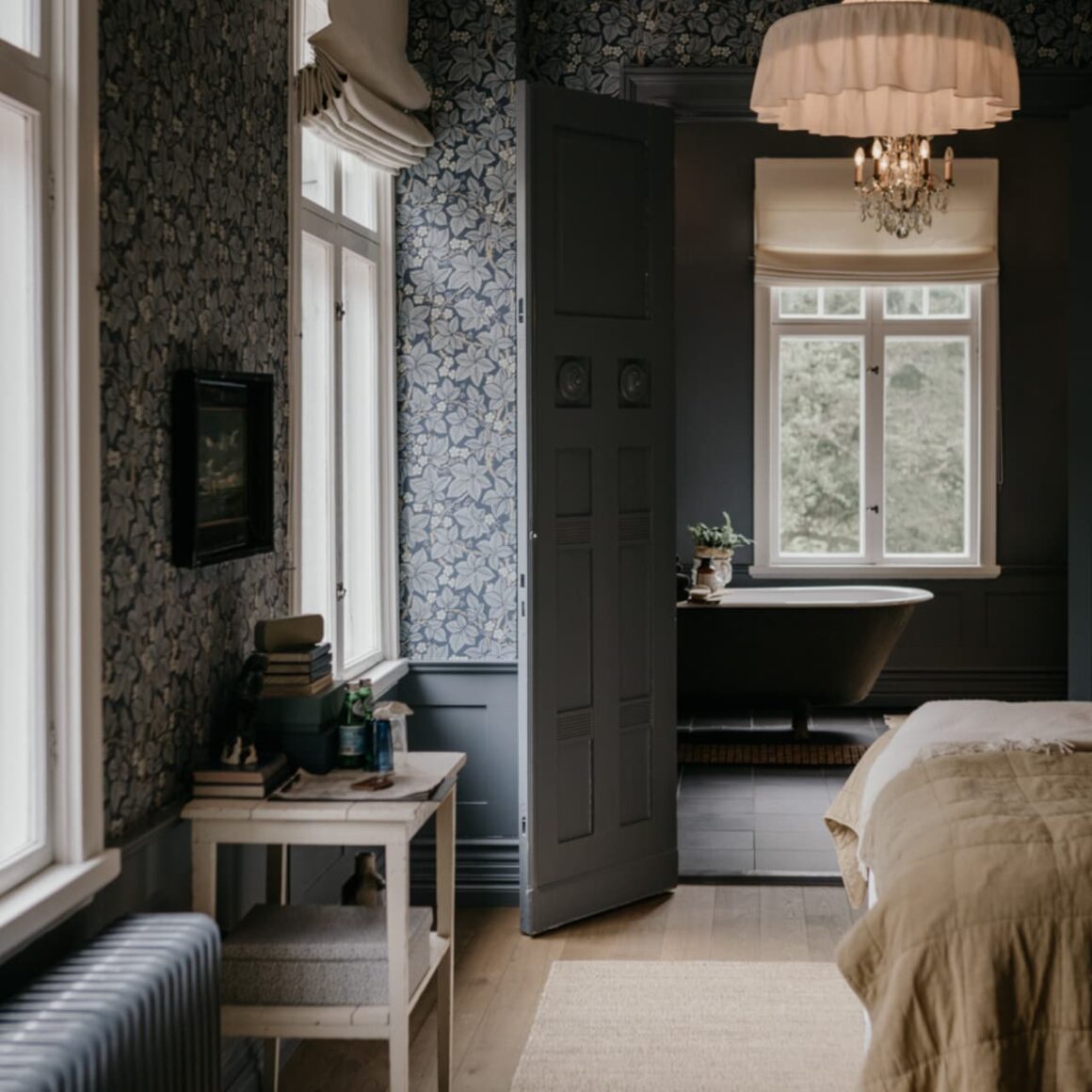 Sovrum med badrum i bakgrunden Villa Strömsfors