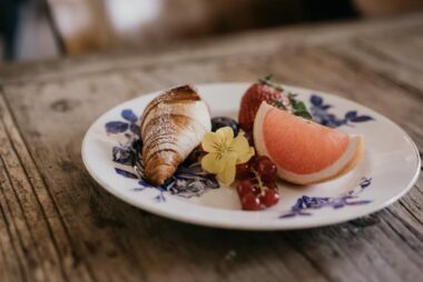 Grapefrukt med croissant Villa Strömsfors