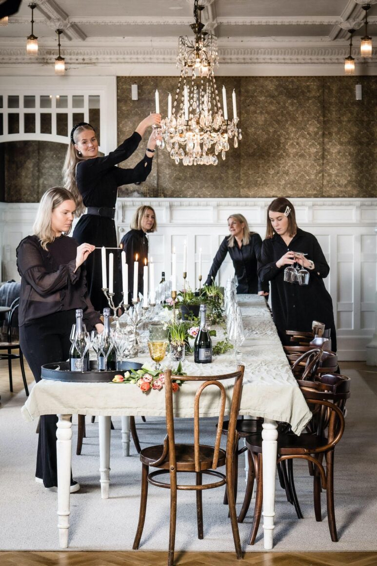 Dukning av ett långbord